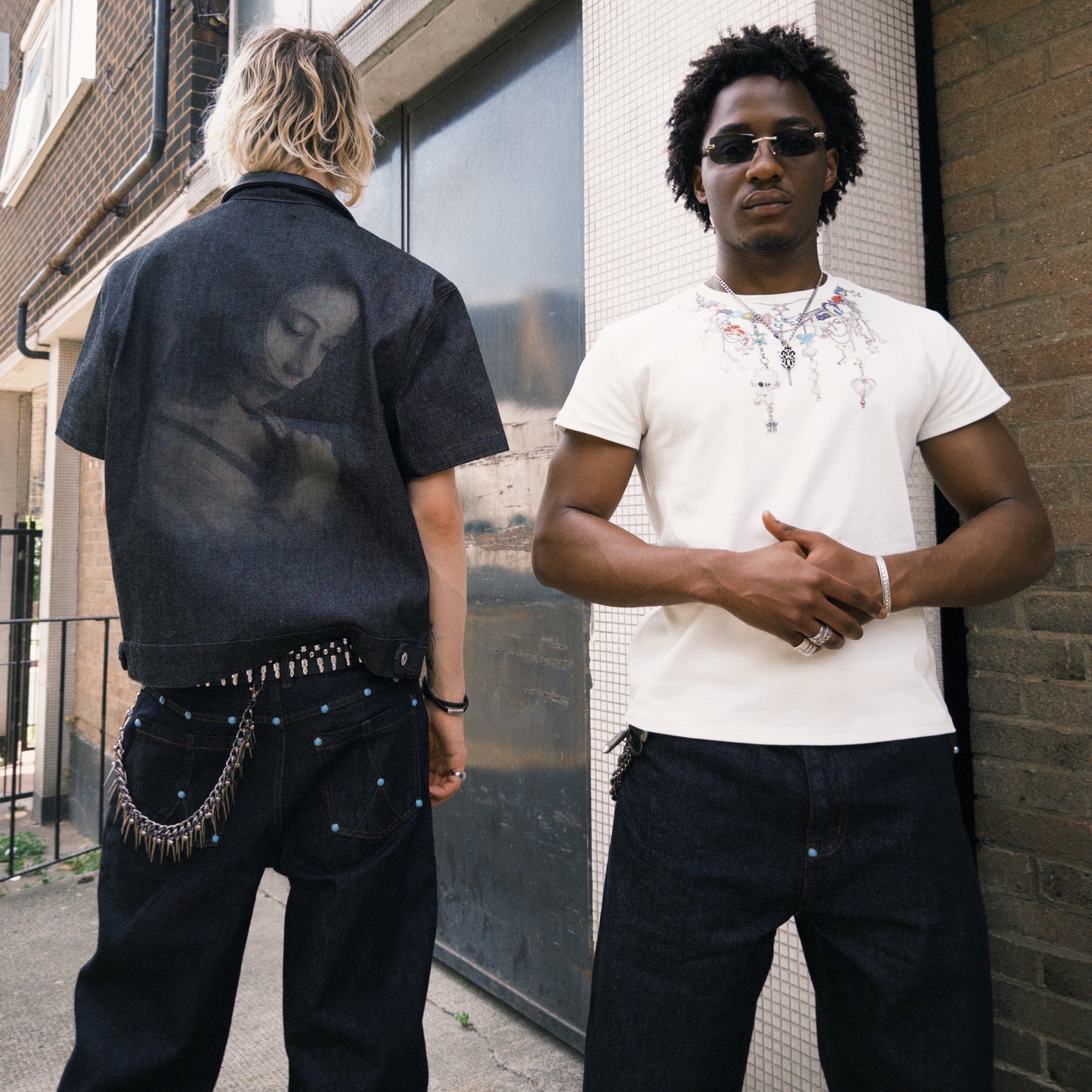 PRINTED CHAIN TEE