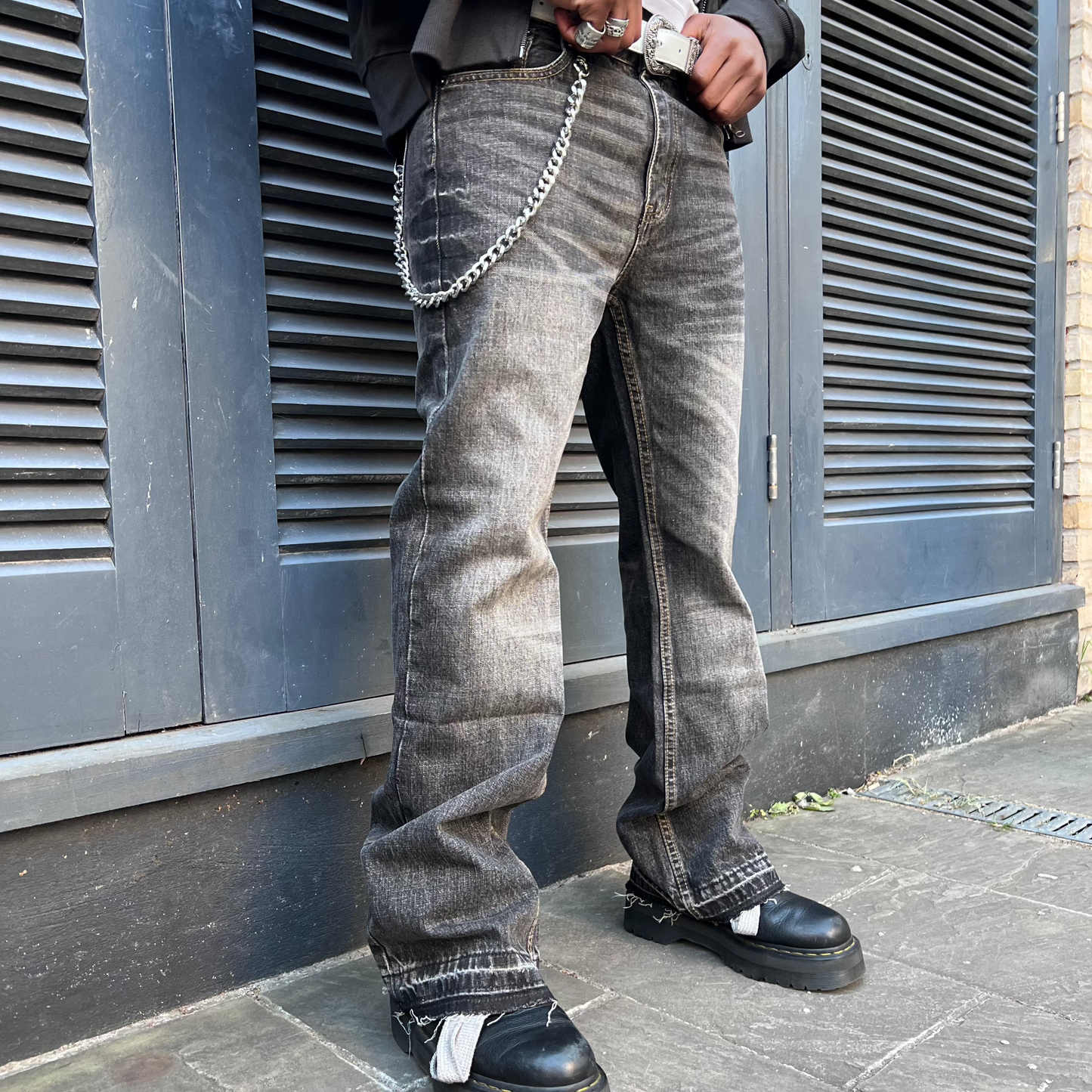 WASHED FLARED RAW-EDGE JEANS